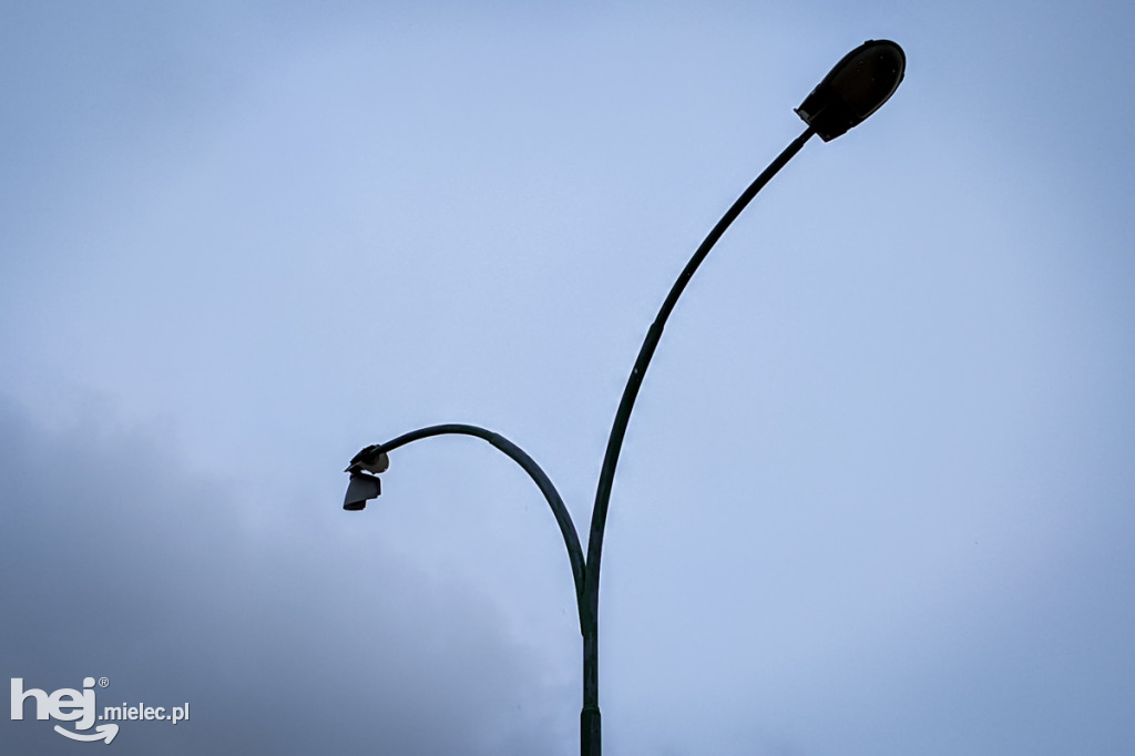 Lampa spadła na parking przy ul. Warneńczyka