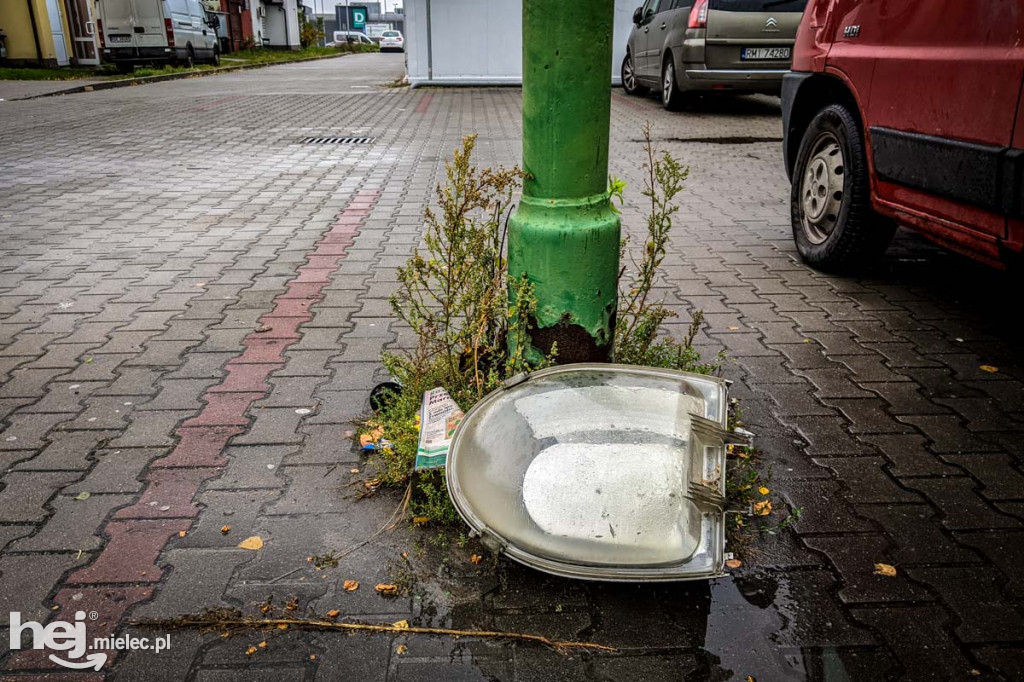 Lampa spadła na parking przy ul. Warneńczyka