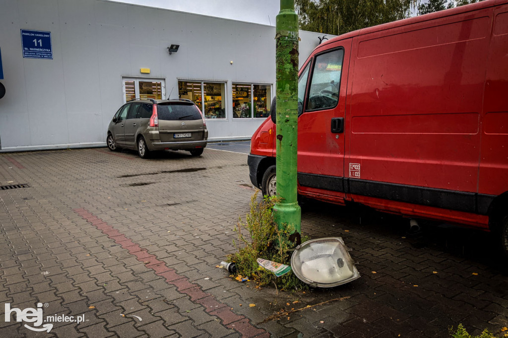 Lampa spadła na parking przy ul. Warneńczyka