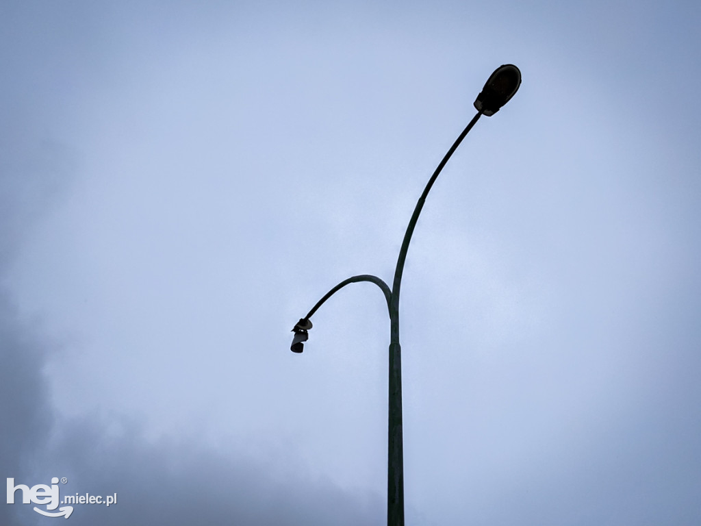 Lampa spadła na parking przy ul. Warneńczyka