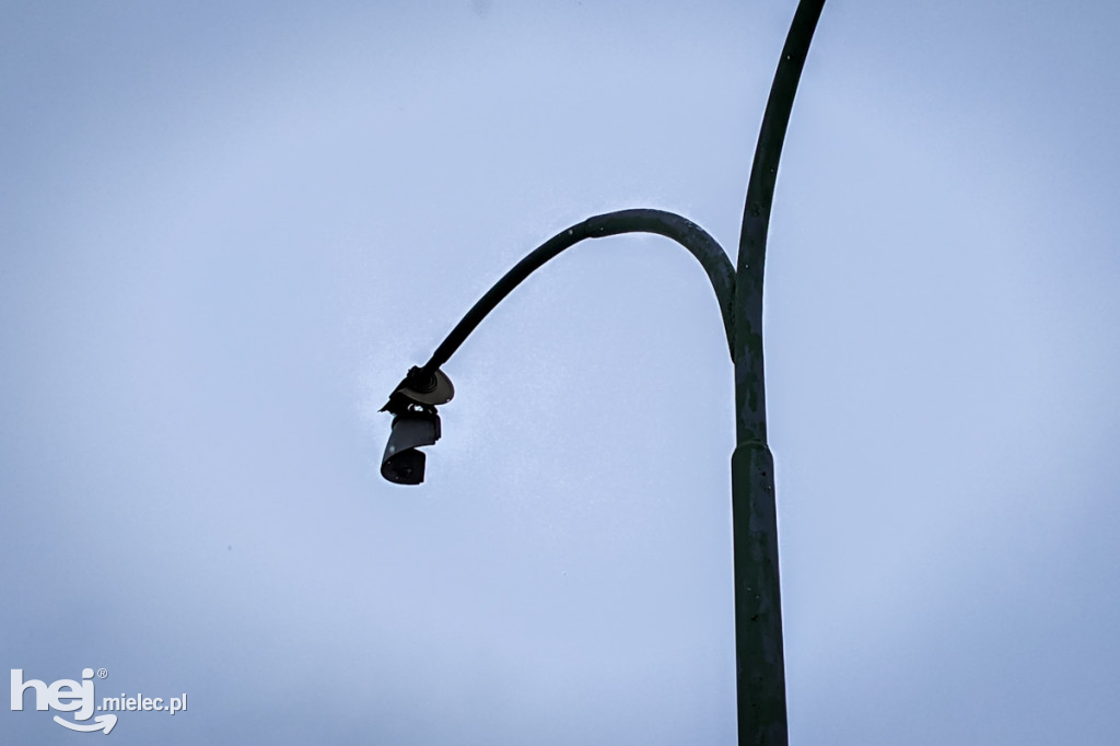 Lampa spadła na parking przy ul. Warneńczyka