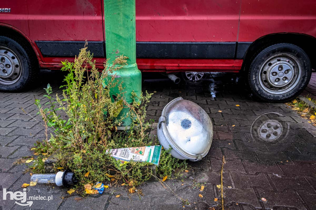 Lampa spadła na parking przy ul. Warneńczyka