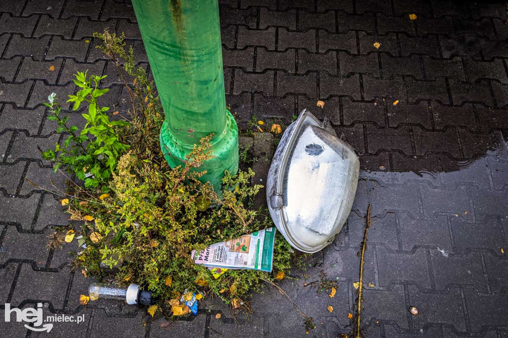 Lampa spadła na parking przy ul. Warneńczyka