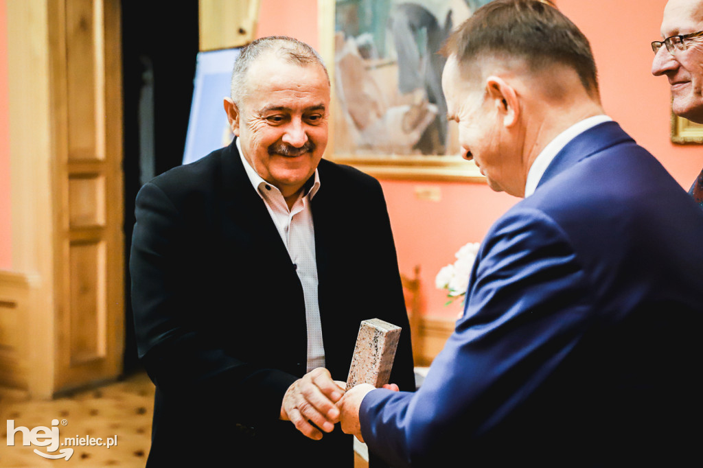 Komitet Stulecia z podsumowaniami i podziękowaniami
