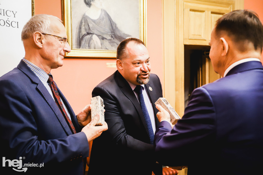 Komitet Stulecia z podsumowaniami i podziękowaniami