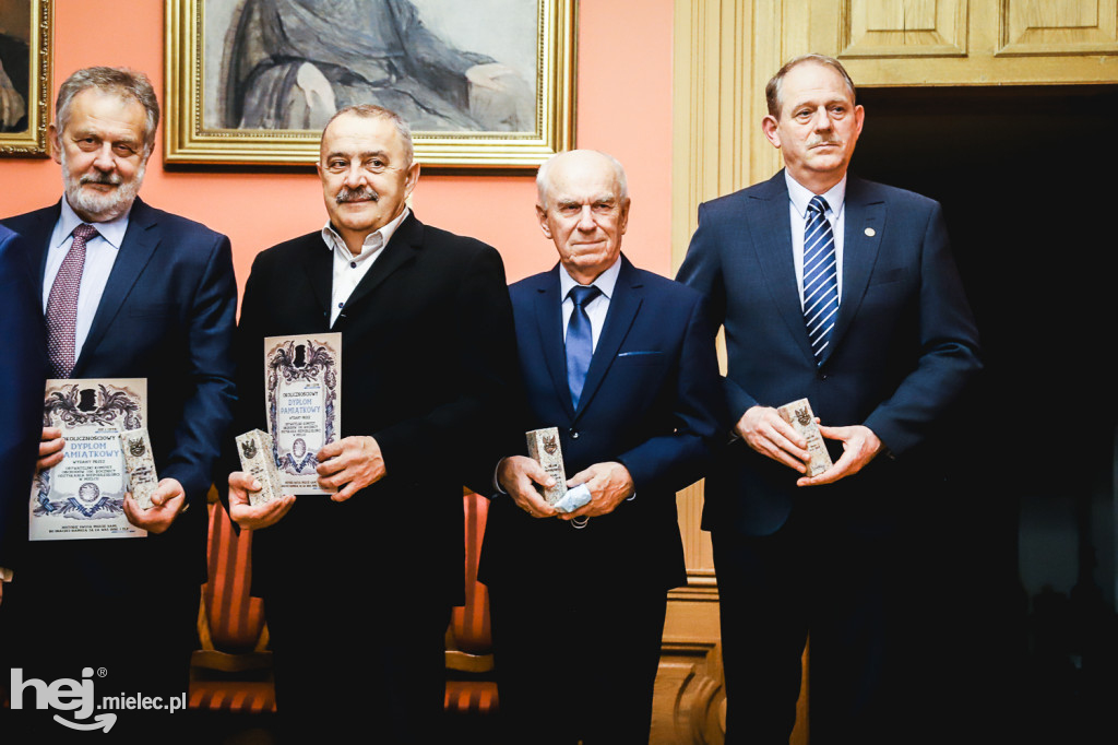 Komitet Stulecia z podsumowaniami i podziękowaniami
