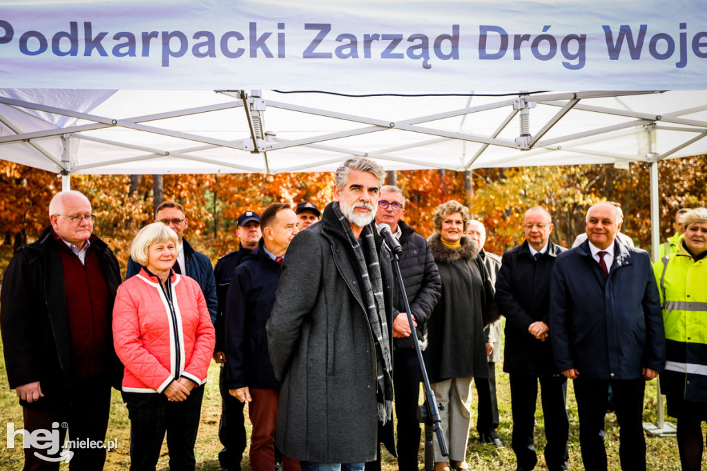 Sadzenie drzew na nowym parkingu Lesiówka