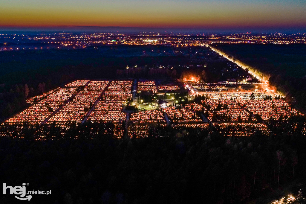 Cmentarz Komunalny w Mielcu nocą