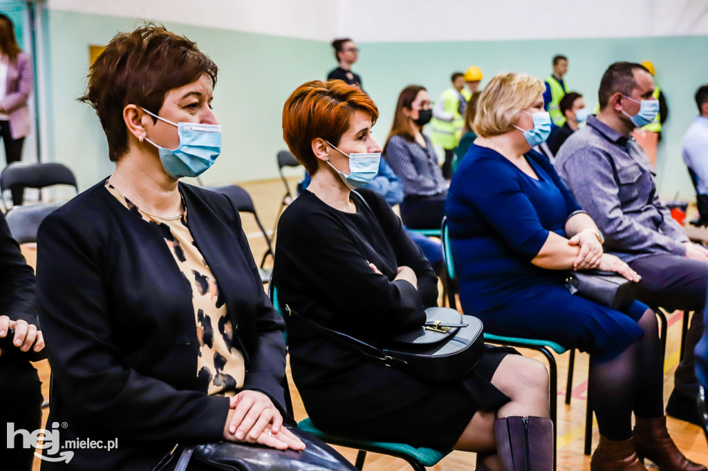 Zakończenie rozbudowy szkoły w Łączkach Brzeskich