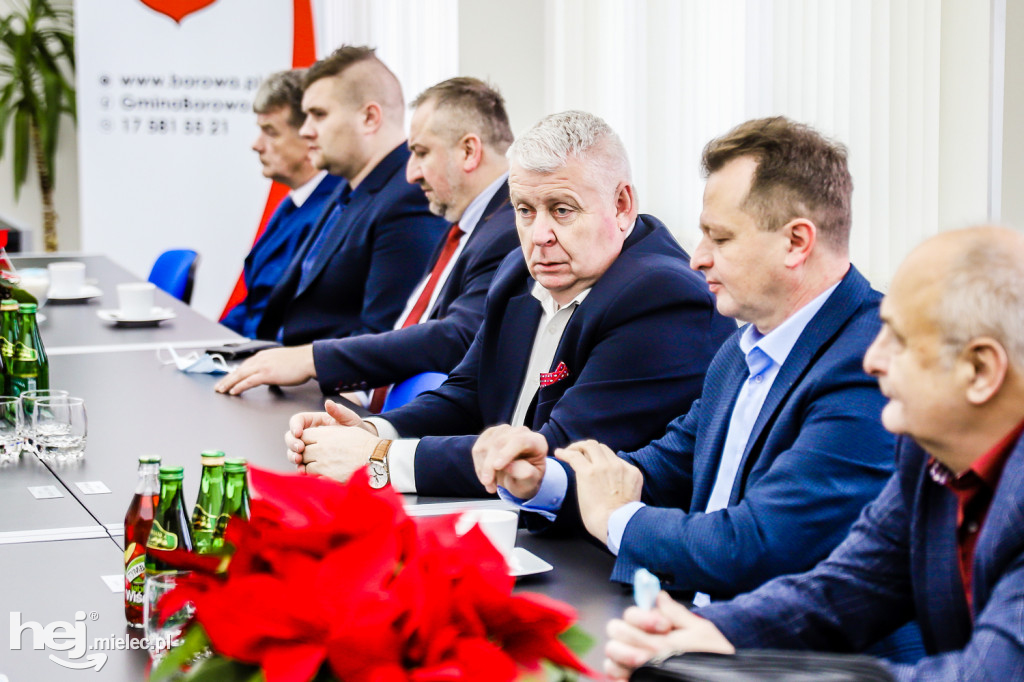 Ratują drogę Borowa - Czermin, zbudowali ważny chodnik
