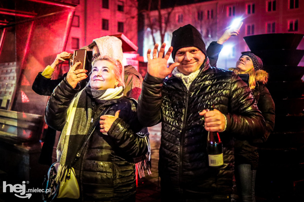 Mielczanie na Placu AK przywitali 2022 rok
