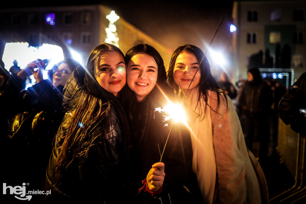 Mielczanie na Placu AK przywitali 2022 rok