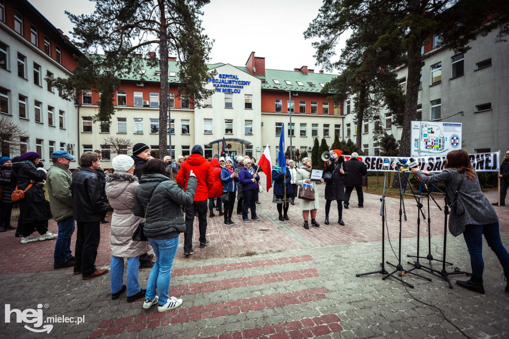 Pikieta przed szpitalem ws. przymusu szczepień