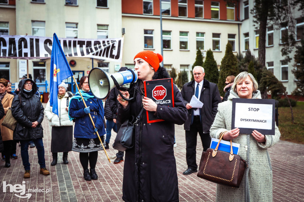 Pikieta przed szpitalem ws. przymusu szczepień