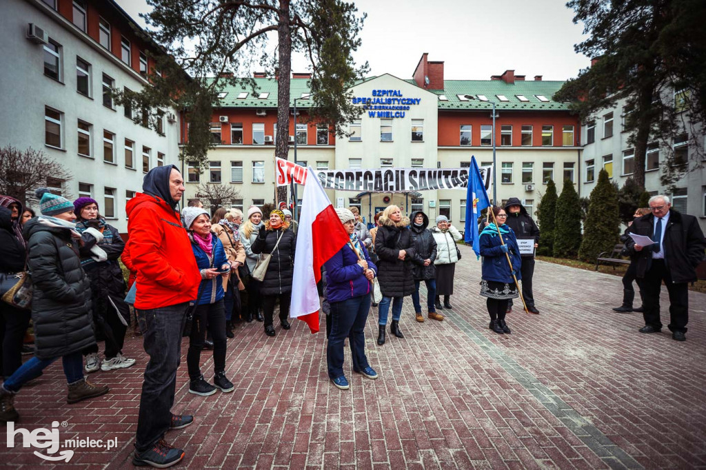 Pikieta przed szpitalem ws. przymusu szczepień