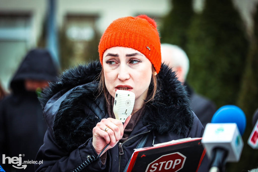 Pikieta przed szpitalem ws. przymusu szczepień