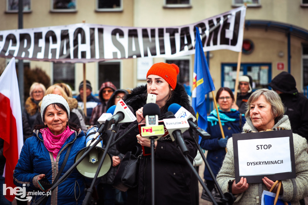 Pikieta przed szpitalem ws. przymusu szczepień