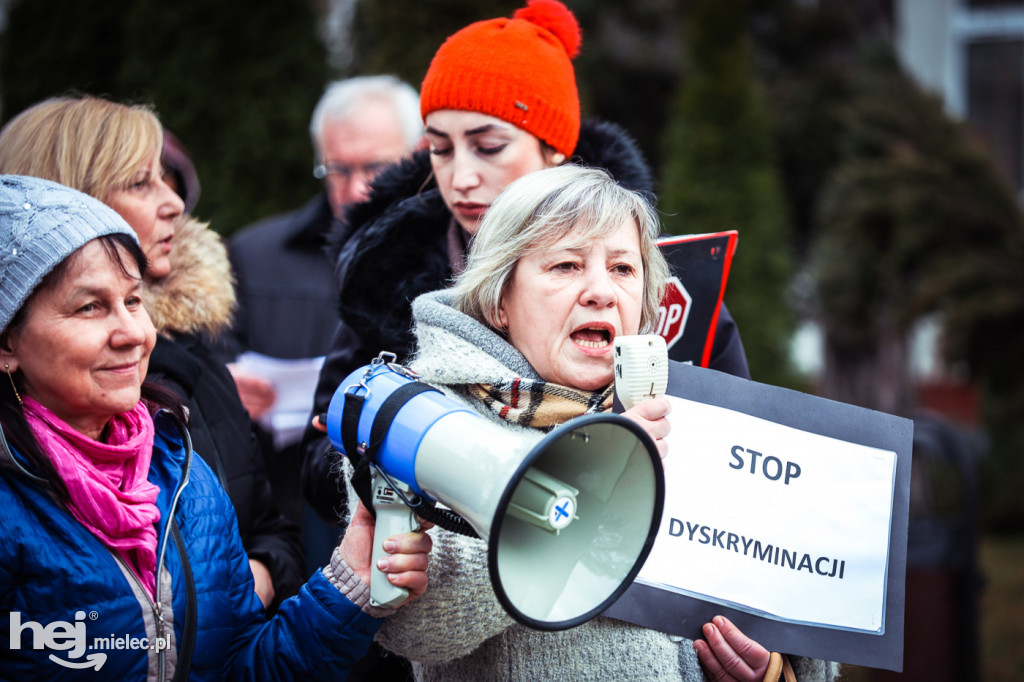 Pikieta przed szpitalem ws. przymusu szczepień