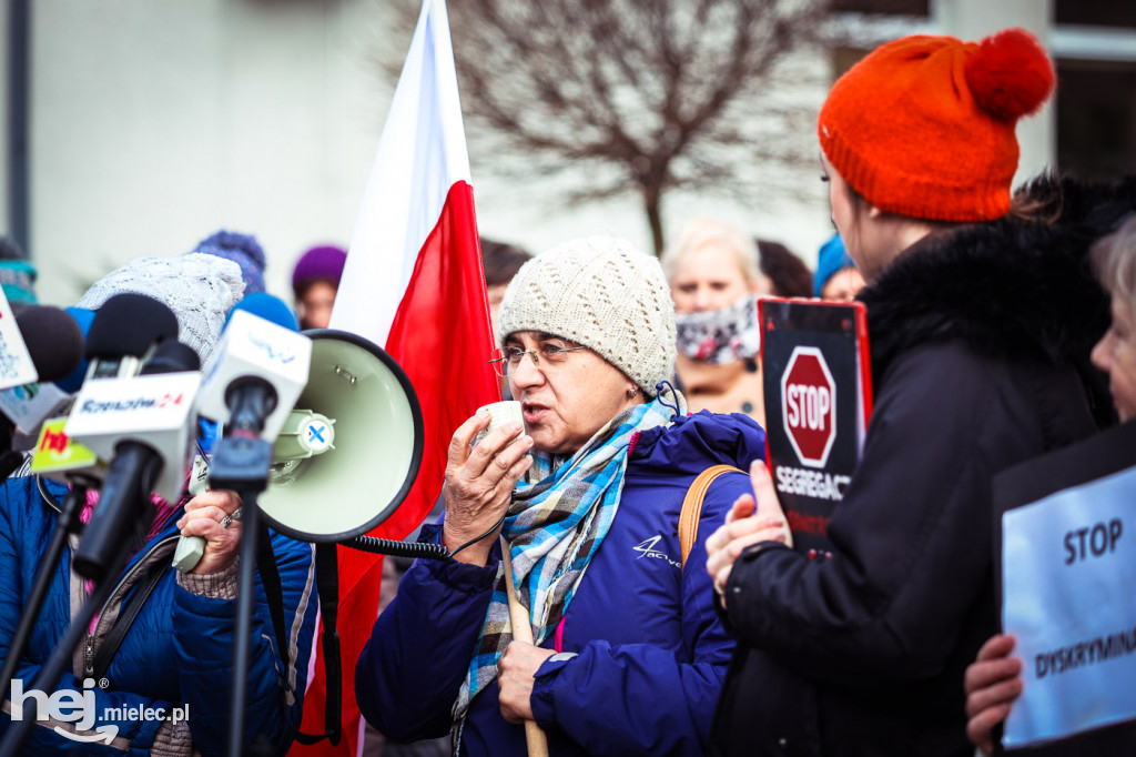 Pikieta przed szpitalem ws. przymusu szczepień