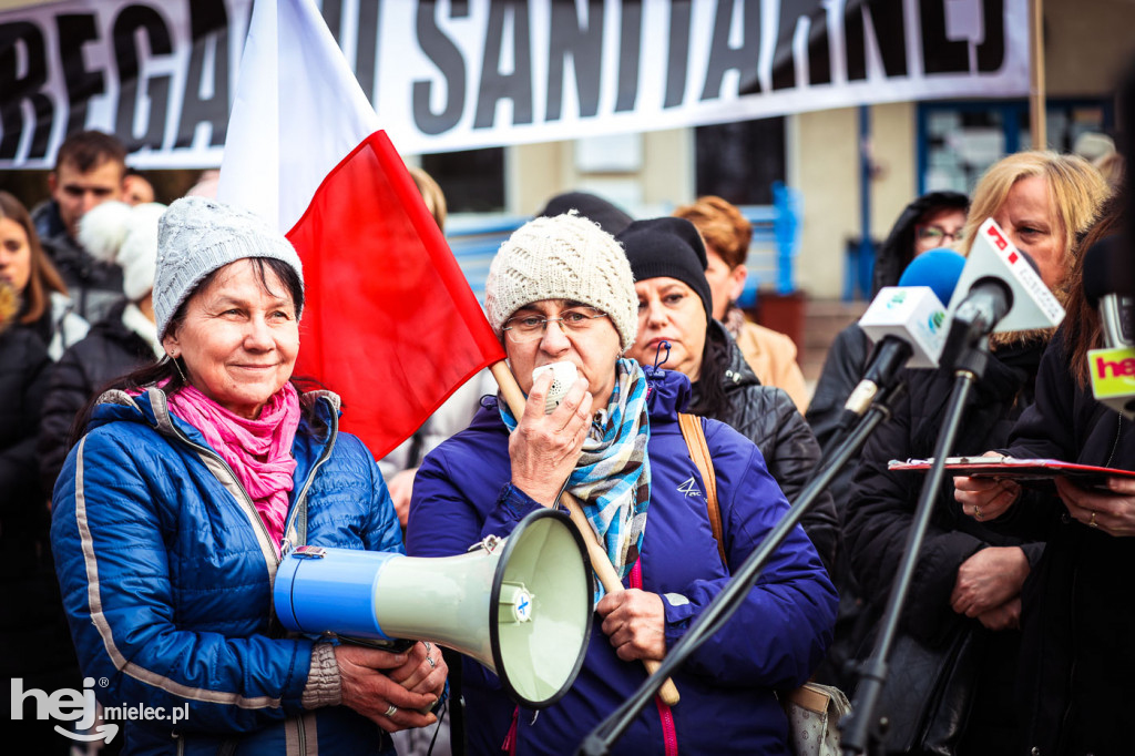 Pikieta przed szpitalem ws. przymusu szczepień