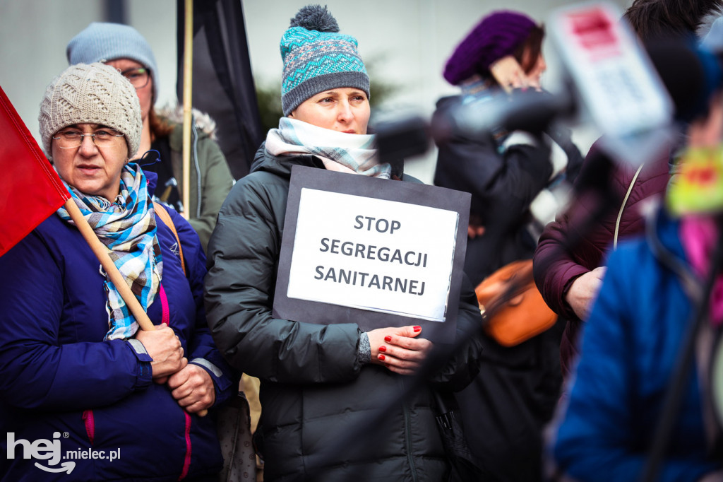 Pikieta przed szpitalem ws. przymusu szczepień