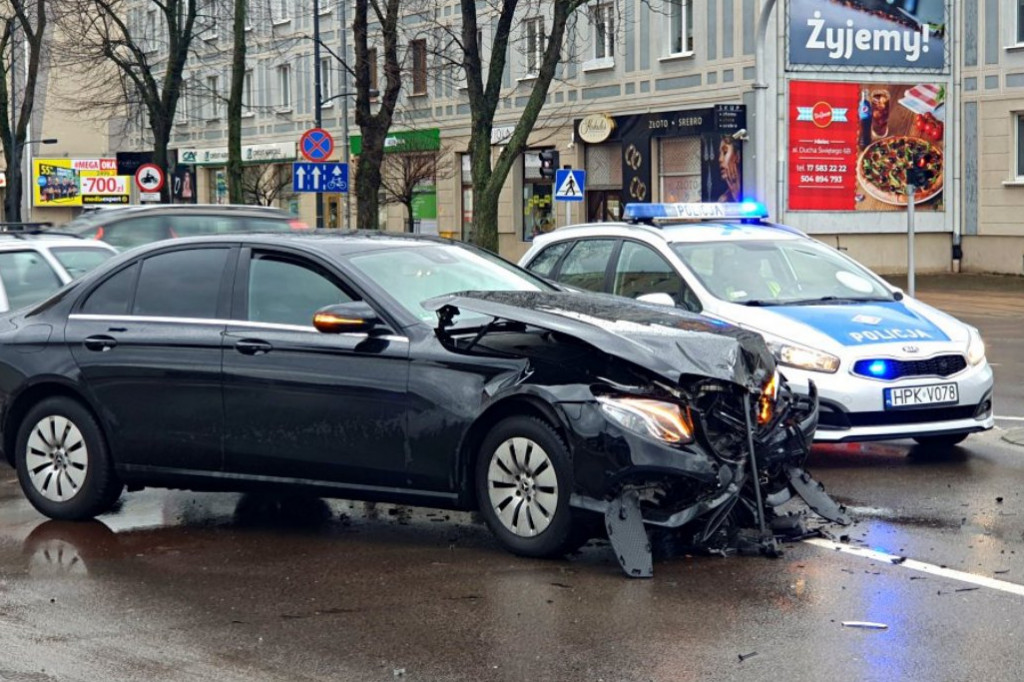 Zderzenie mercedesa z volkswagenem w centrum