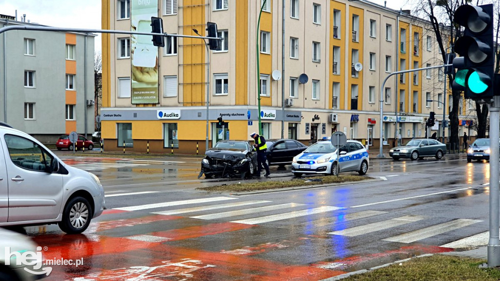 Zderzenie mercedesa z volkswagenem w centrum