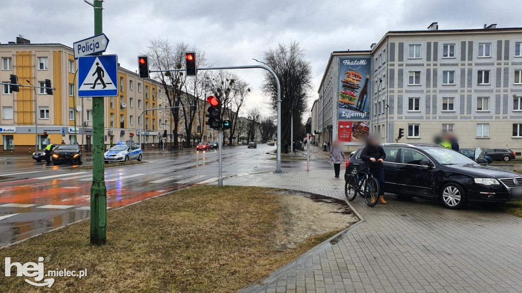 Zderzenie mercedesa z volkswagenem w centrum