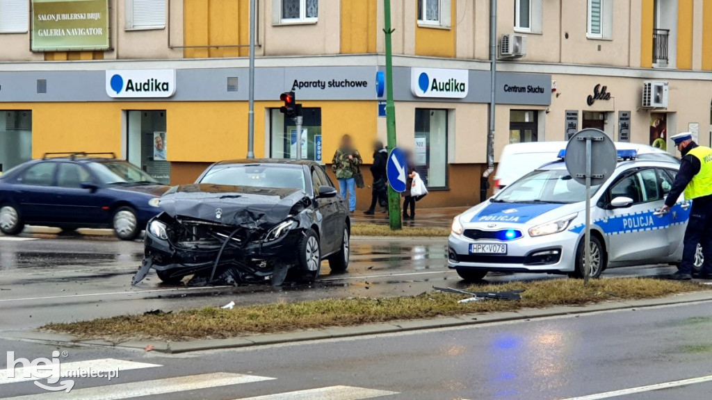 Zderzenie mercedesa z volkswagenem w centrum