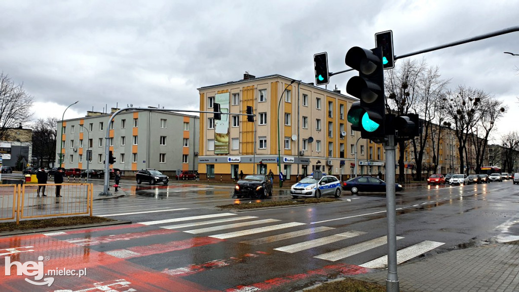 Zderzenie mercedesa z volkswagenem w centrum