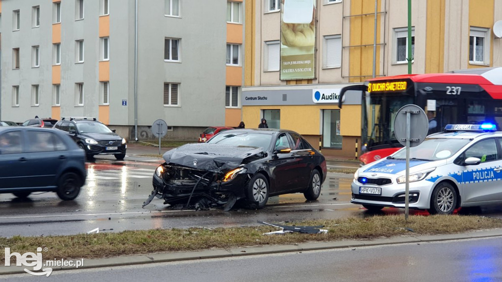 Zderzenie mercedesa z volkswagenem w centrum