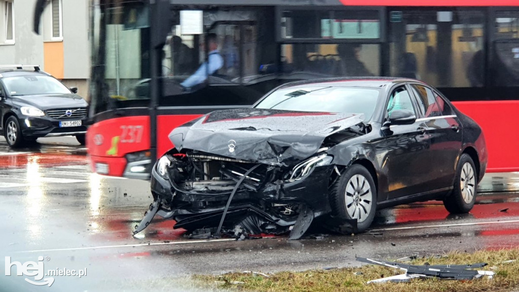 Zderzenie mercedesa z volkswagenem w centrum