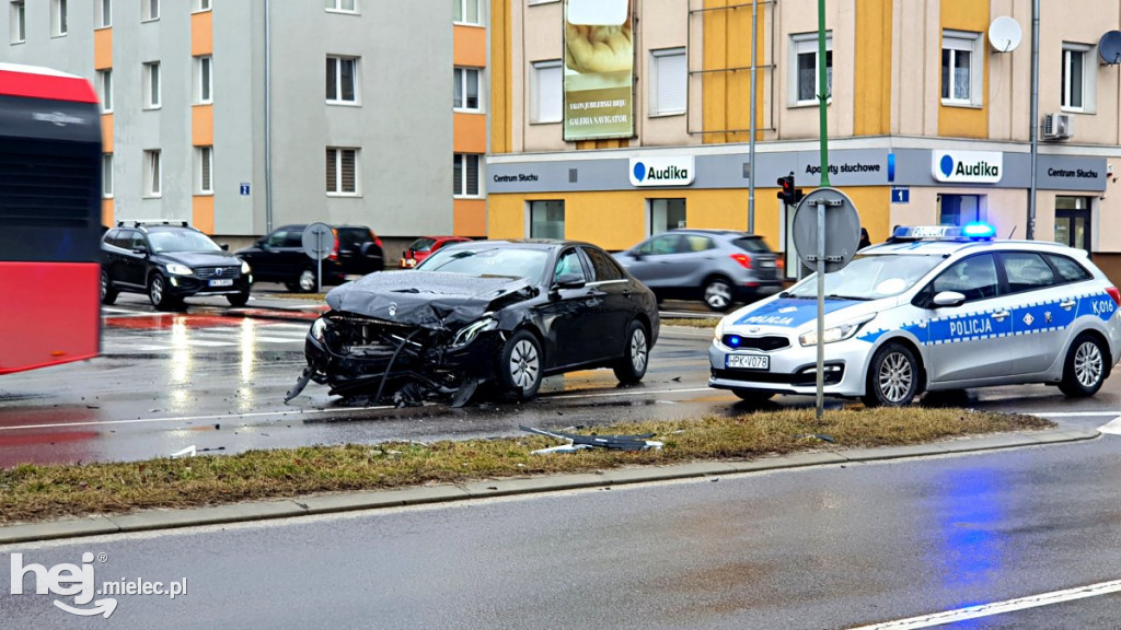Zderzenie mercedesa z volkswagenem w centrum