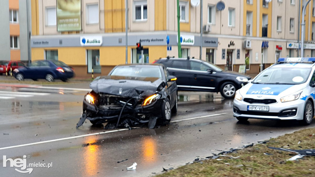 Zderzenie mercedesa z volkswagenem w centrum