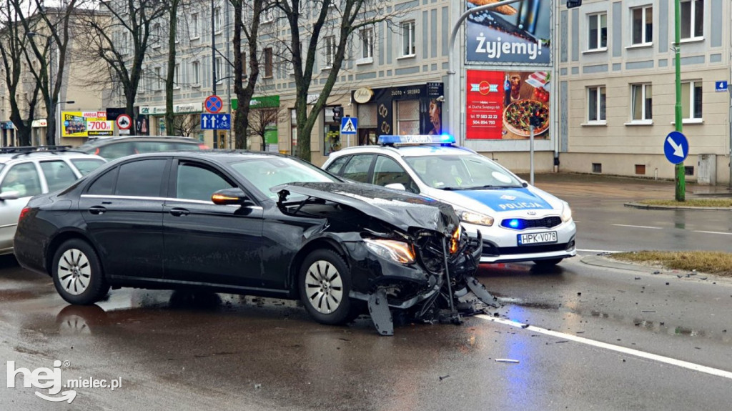 Zderzenie mercedesa z volkswagenem w centrum