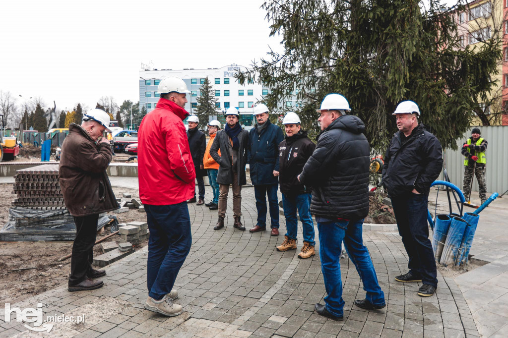 Radni na budowie hali sportowej