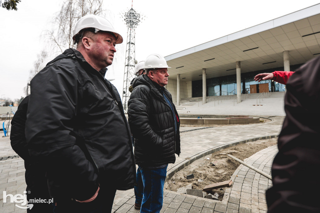 Radni na budowie hali sportowej