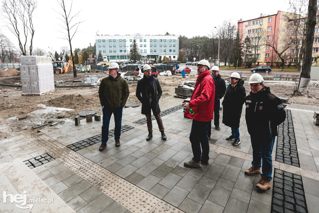 Radni na budowie hali sportowej