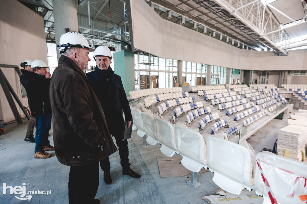 Radni na budowie hali sportowej