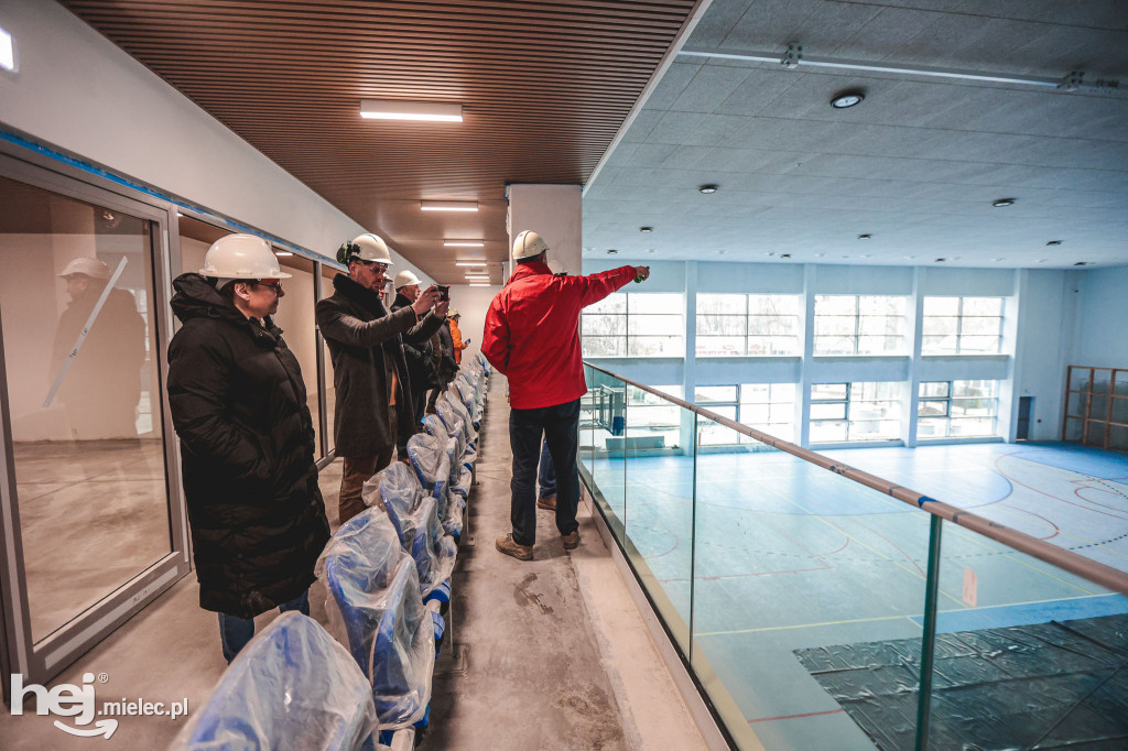 Radni na budowie hali sportowej