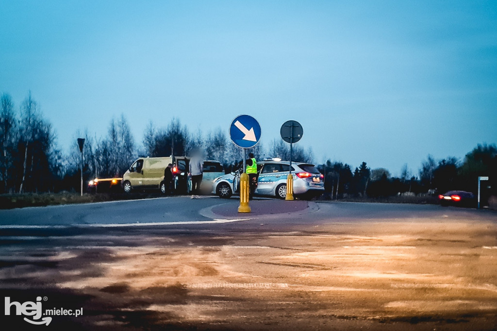 Zderzenie na obwodnicy: osobówka zderzyła się z busem