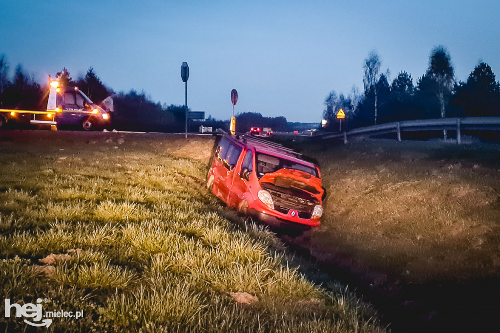 Zderzenie na obwodnicy: osobówka zderzyła się z busem