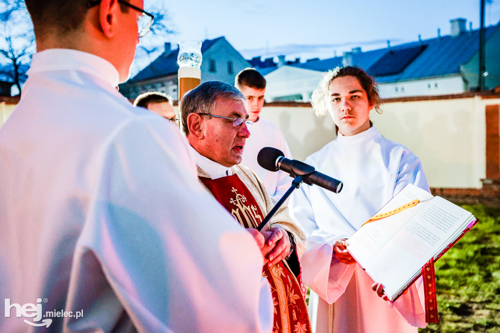 Wielka Sobota: Liturgia Światła w Bazylice w Mielcu