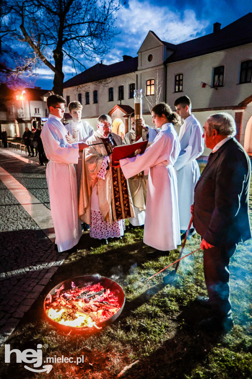 Wielka Sobota: Liturgia Światła w Bazylice w Mielcu