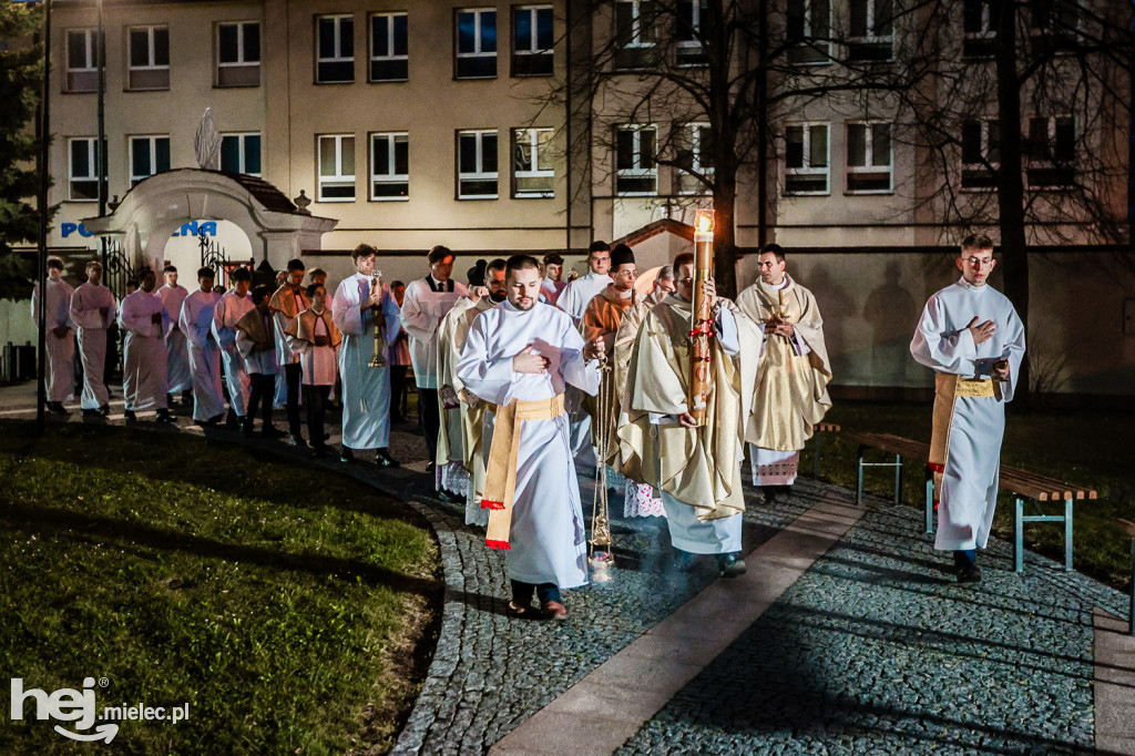 Wielka Sobota: Liturgia Światła w Bazylice w Mielcu