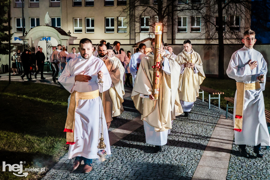 Wielka Sobota: Liturgia Światła w Bazylice w Mielcu