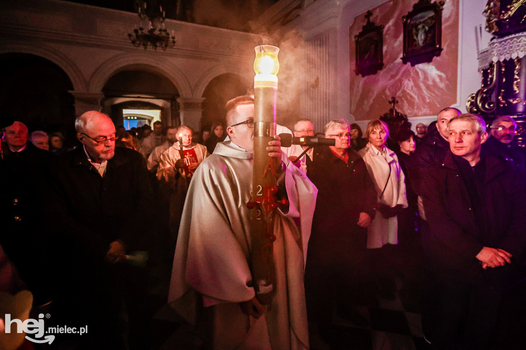 Wielka Sobota: Liturgia Światła w Bazylice w Mielcu