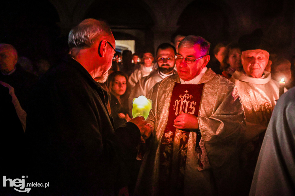 Wielka Sobota: Liturgia Światła w Bazylice w Mielcu