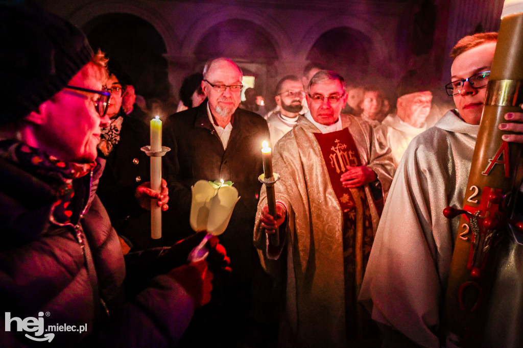 Wielka Sobota: Liturgia Światła w Bazylice w Mielcu