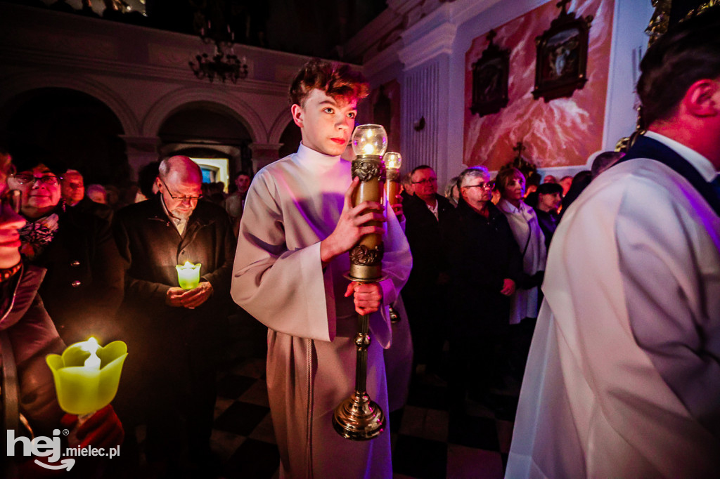 Wielka Sobota: Liturgia Światła w Bazylice w Mielcu